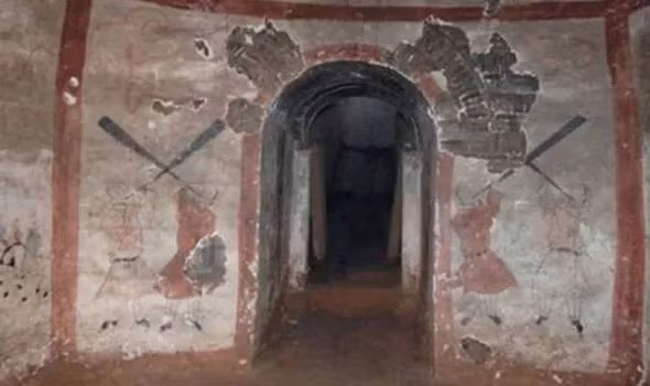 Ngôi mộ 1.400 năm tuổi này đã bị mộ tặc đột nhập và hư hại nghiêm trọng, thậm chí thi thể cũng của chủ nhân ngôi mộ cũng đã bị mất tích khiến cho việc xác định danh tính vô cùng khó khăn.