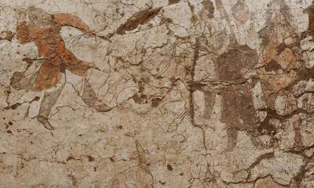 Chúng nằm theo hướng bắc - nam và có chiều dài lên tới 42,5 và 33,5 m. Trong đó, ngôi mộ nhỏ hơn được trang trí bởi loạt tranh tường mô tả nhiều cảnh tượng sống động khác nhau như ca múa nhạc, hay huấn luyện ngựa và lạc đà.