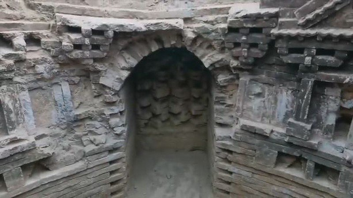 Bên cạnh các bức tranh tường, nhóm khảo cổ còn tìm thấy hơn 100 bộ di vật được chôn lấp trong hai ngôi mộ, hầu hết là tượng người đang đứng hoặc cưỡi ngựa. (Ảnh minh họa)