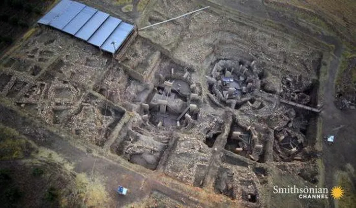 Để giải quyết vấn đề này, người Nabatea đã phát triển một hệ thống tưới tiêu và trữ nước phức tạp để cung cấp nước cho thành phố.