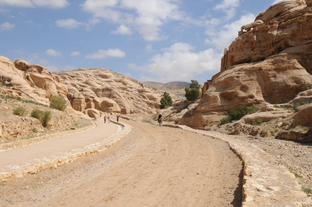 Ngoài ra, họ còn xây dựng các bể chứa nước theo mô hình "cầu thang" nhằm lưu trữ nước lớn và đảm bảo nguồn nước dồi dào suốt cả năm.