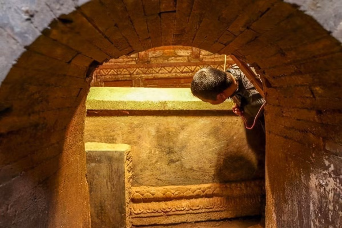 "Nhóm nghiên cứu cho rằng sau khi người đàn ông bị giết, thi thể ông đã bị bỏ vào ngôi mộ để che giấu tội ác" - giáo sư Wang Qian (tác giả chính của nghiên cứu) tại Khoa khoa học y sinh của Đại học Texas A&amp;M (Mỹ) nói. (Ảnh minh họa)