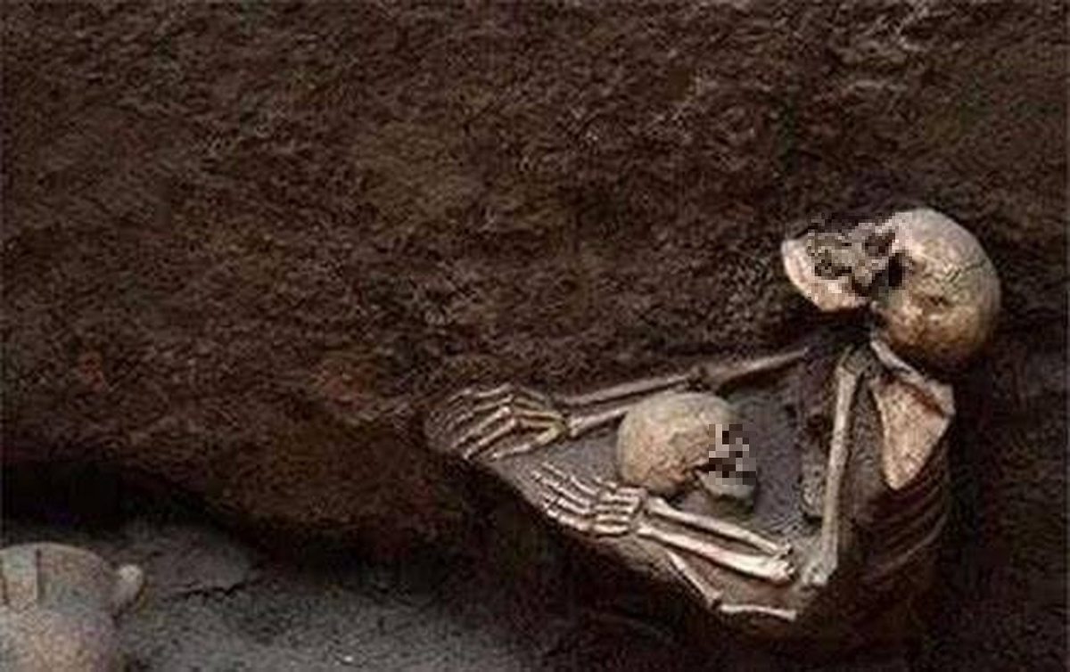 Họ đặt giả thuyết rất có thể người đàn ông đã bị giết bên ngoài ngôi mộ và bị ném xuống hố dẫn vào ngôi mộ. (Ảnh minh họa)