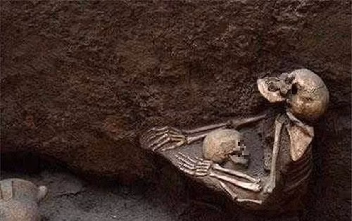 Họ đặt giả thuyết rất có thể người đàn ông đã bị giết bên ngoài ngôi mộ và bị ném xuống hố dẫn vào ngôi mộ. (Ảnh minh họa)