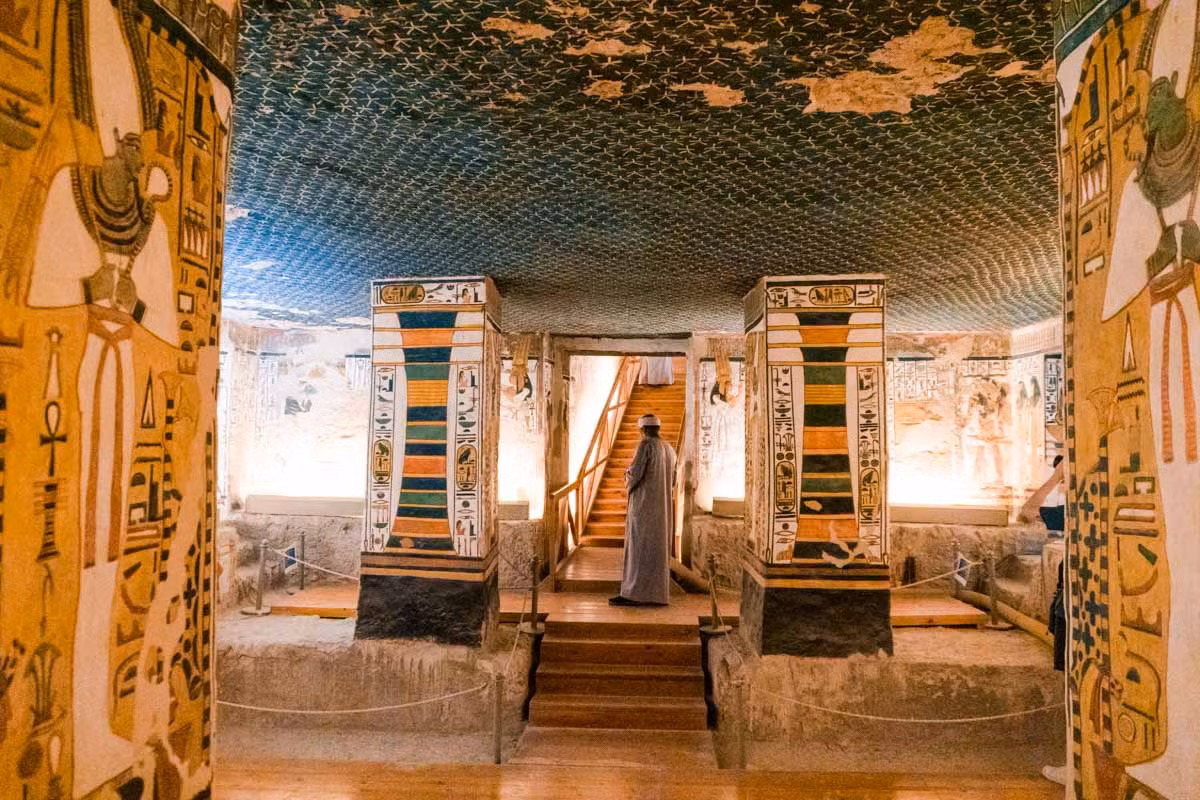 Việc thu thập và nghiên cứu các bằng chứng có thể mất thời gian và công sức, ngoài ra còn phải đối mặt với những thử thách về kỹ thuật và vật liệu, như là việc bảo vệ tài sản vật chất cổ đại.