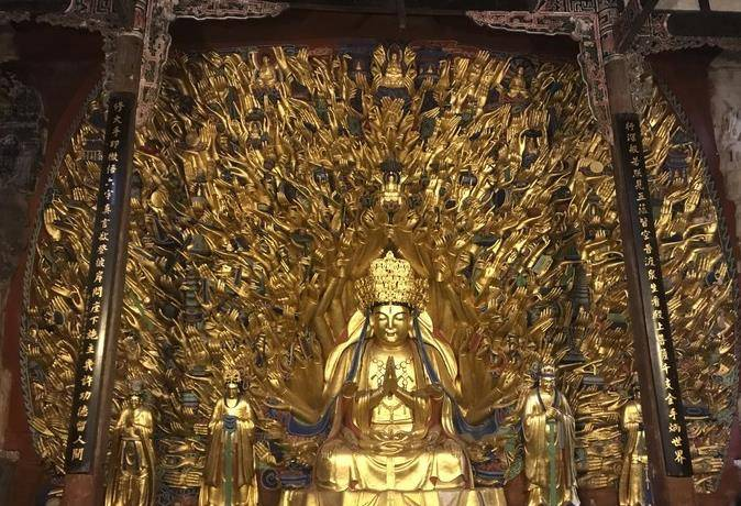 Mặc dù được gọi là "nghìn tay", trên thực tế, Tượng Phật Bà Quan Âm 800 năm tuổi này chỉ có tới 892 tay và bàn tay.