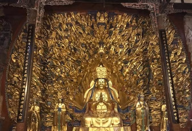 Mặc dù được gọi là "nghìn tay", trên thực tế, Tượng Phật Bà Quan Âm 800 năm tuổi này chỉ có tới 892 tay và bàn tay.