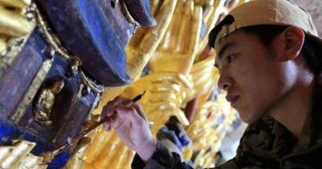 Trong lần trùng tu tượng vào tháng 4 năm 2011, một công nhân đã vô tình chạm vào một bộ phận của bức tượng. Toàn bộ tượng Phật bị rung chuyển dữ dội, sau đó một “lỗ lớn” xuất hiện ở bụng của tượng Phật Bà Quan Âm.