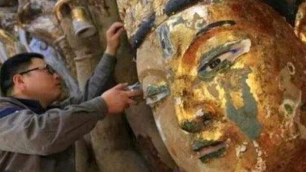 Hóa ra bức tượng Quan Thế Âm nghìn tay này được tạc bởi một đệ tử Phật giáo. Để hoàn thành công trình khổng lồ này, người ấy đã dốc hết của cải và đích thân tạc tượng.Theo nội dung của bia đá, bức tượng Quan Thế Âm nghìn tay này đã được tu sửa vào thời Càn Long của nhà Thanh.