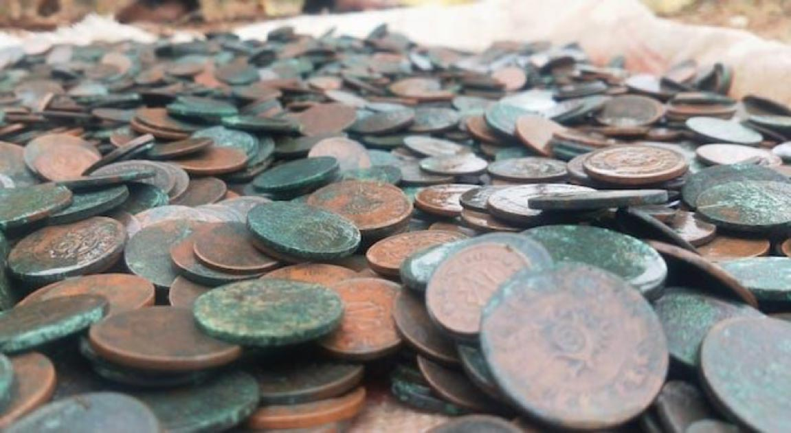 Theo các chuyên gia, hơn 2.500 đồng xu này xuất hiện trước khi đơn vị tiền tệ hiện tại của Ấn Độ được phát hành vào khoảng cuối thế kỷ 19, có niên đại từ thời Vương quốc Travancore, tồn tại ở Kerala suốt hàng trăm năm.