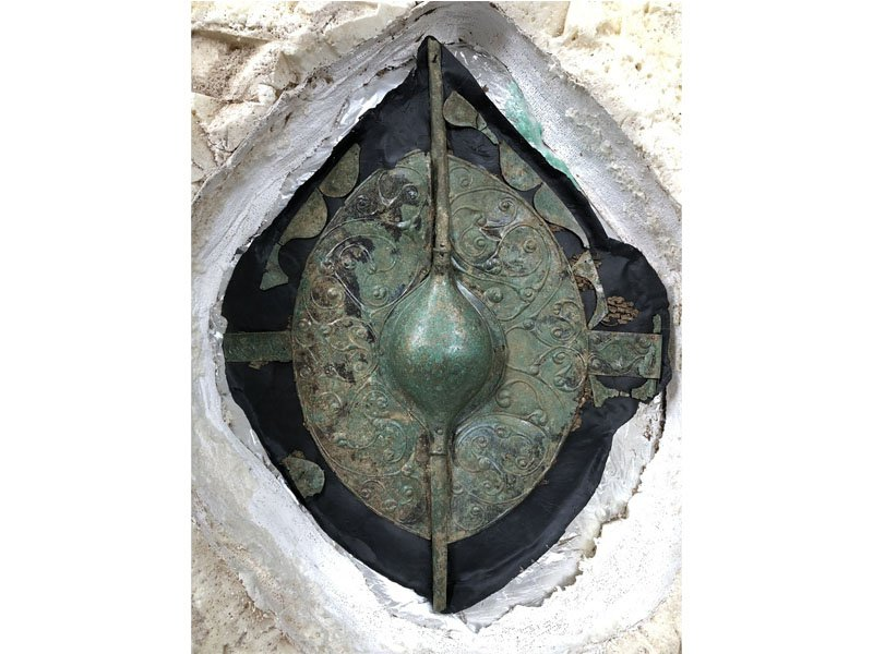 Tấm khiên được chế tác bởi các nghệ nhân thuộc văn hóa La La Tene và chỉ dành cho tầng lớp quí tộc vua chúa Châu Âu cổ đại.