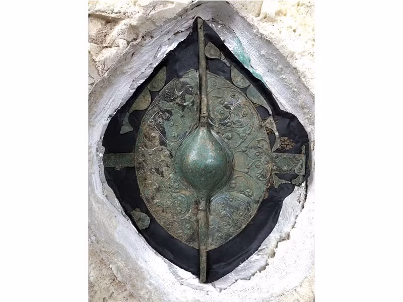 Tấm khiên được chế tác bởi các nghệ nhân thuộc văn hóa La La Tene và chỉ dành cho tầng lớp quí tộc vua chúa Châu Âu cổ đại.