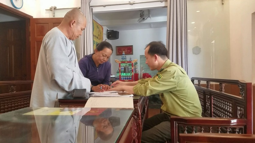 Lo lắng con vật gây nguy hiểm cho tăng ni và phật tử, chùa quyết định bàn giao cho Chi cục Kiểm lâm TP HCM. (Ảnh: HT)