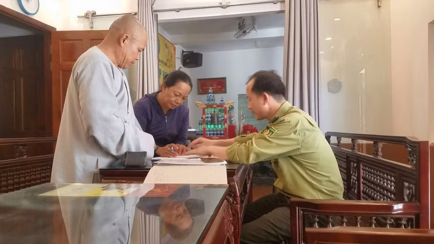 Lo lắng con vật gây nguy hiểm cho tăng ni và phật tử, chùa quyết định bàn giao cho Chi cục Kiểm lâm TP HCM. (Ảnh: HT)