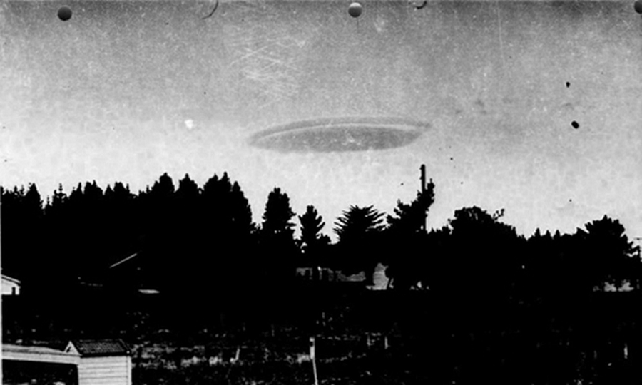 Tuy nhiên, trong quá khứ, khi một số các vật thể bay không xác định xuất hiện trên trời, đôi khi được mô tả là UFO hay đĩa bay, những người tin rằng chúng là thiết bị bay của người ngoài hành tinh, đã tạo ra sự bối rối và tranh cãi.