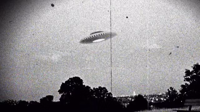 Trong nỗ lực để giải đáp những câu hỏi xung quanh sự xuất hiện của UFO, Chính phủ Mỹ đã thực hiện Dự án Blue Book, một chương trình quân sự nhằm nghiên cứu và đánh giá những thông tin liên quan đến các sự kiện về UFO.
