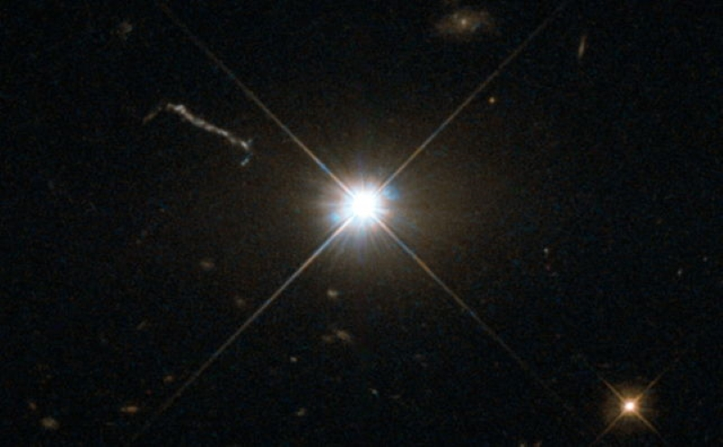 Chúng có khoảng cách kỷ lục: 10 tỉ năm ánh sáng và là cặp đôi cực hiếm trong vũ trụ sơ khai.