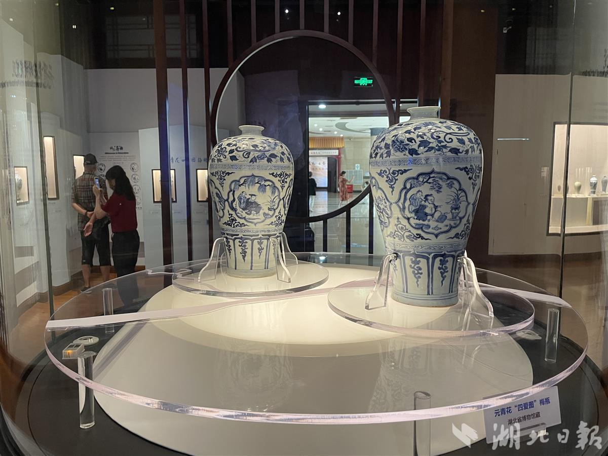 Lăng mộ Dĩnh Tĩnh Vương Chu Đống được xây dựng bằng đá, đặc biệt là đá ven biển. Với sự sáng tạo và tinh tế, người ta đã tạo ra những đường nét kiến trúc tuyệt đẹp, tùy theo các thành phần khác nhau của lăng mộ này, bao gồm cửa chính, sân trước, đường hành lang và phần mộ chính.