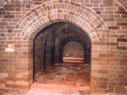 Khi người dân làng cùng chính quyền thôn tới nơi, những kẻ trộm mộ đã tẩu thoát. Họ quyết định liên hệ với Ban Di tích văn hóa của thành phố tới để khảo sát lăng mộ.