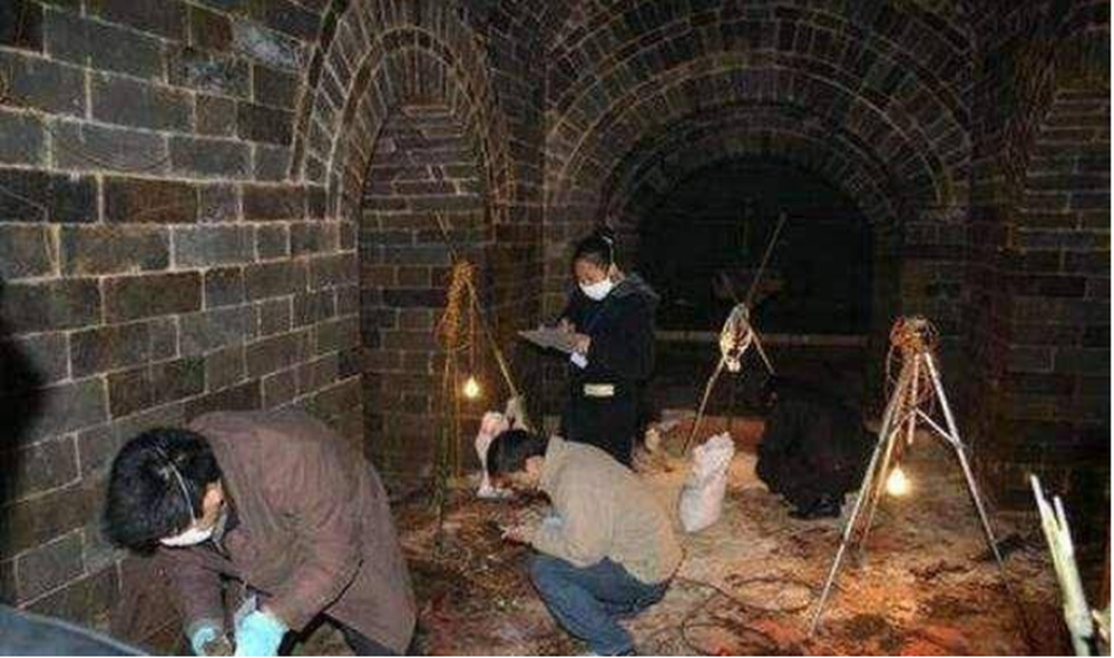 Đoán là những kẻ trộm mộ dùng thuốc nổ để công phá các ngôi mộ. Tức giận, dân làng đã kéo nhau tới lăng mộ để đánh đuổi mộ tặc.