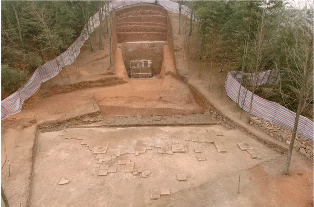 Chuyện bắt đầu từ một ngôi làng nhỏ tên là Tam Xóa Hà, ở thành phố Chung Tường, tỉnh Hồ Bắc, Trung Quốc. Nơi đây có tồn tại lăng mộ của Dĩnh Tĩnh Vương Chu Đống.