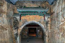 Chu Đống được biết đến là một vị vua tài ba và nổi tiếng tại chiến trường, ông đã chinh phục nhiều vùng đất rộng lớn. Chu Đống không có con trai nên đồ tùy táng chôn cùng ông trong lăng mộ nhiều vô số kể.