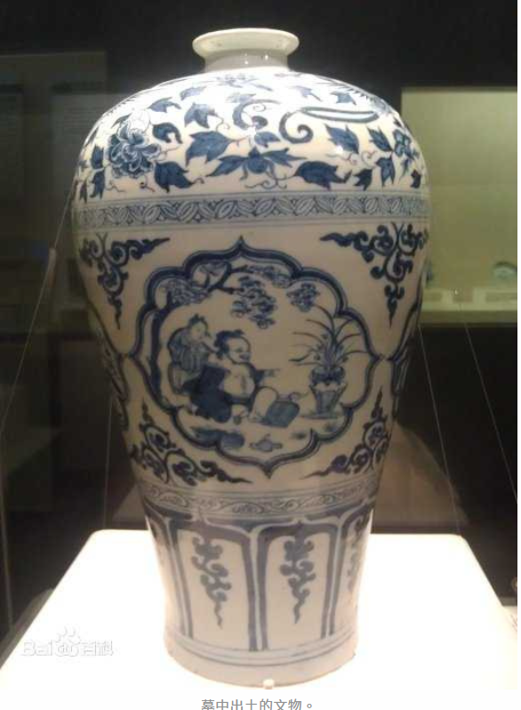 Đáng chú ý, cửa chính của lăng mộ đã được chế tác rất tinh xảo, với những chi tiết thực sự đáng ngưỡng mộ, chứa đựng những thông điệp vô cùng sâu sắc và ý nghĩa.