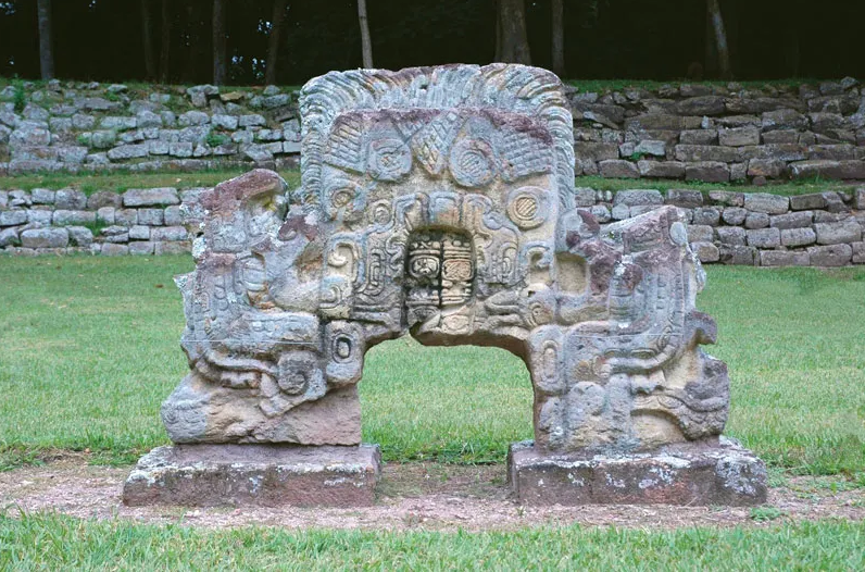 Các cấu trúc của văn hóa Maya bao gồm các tòa nhà, đền thờ và các cấu trúc khác được xây dựng bằng đá vôi và bê tông.