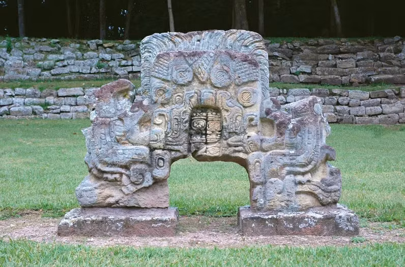 Các cấu trúc của văn hóa Maya bao gồm các tòa nhà, đền thờ và các cấu trúc khác được xây dựng bằng đá vôi và bê tông.