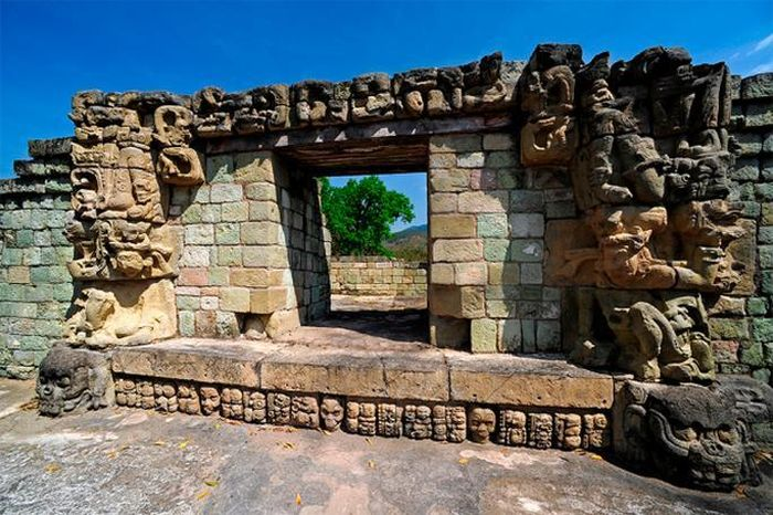 Kể từ khi khám phá được các cấu trúc đầu tiên của Văn hóa Maya ở Chichen Itza, các nhà khảo cổ học đã tìm hiểu về chúng và đặt ra câu hỏi rằng làm thế nào chúng đạt được độ bền này.