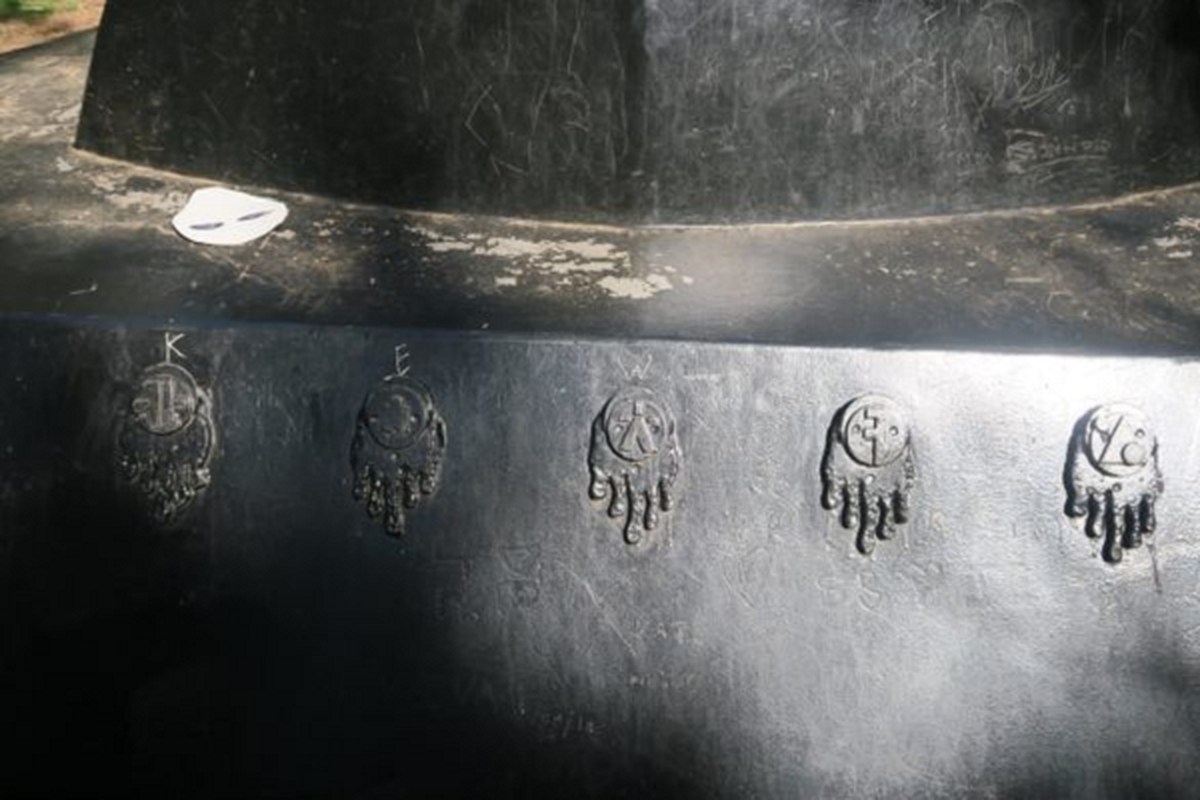 Họ đã tìm thấy một lỗ đen trên mặt đất và phát hiện ra rằng không khí xung quanh nó rất lạnh. Họ cũng tìm thấy các dấu vết răng cưa trên một số gổ trong rừng và nhiều người tin rằng đó là do hoạt động của vật thể lạ.