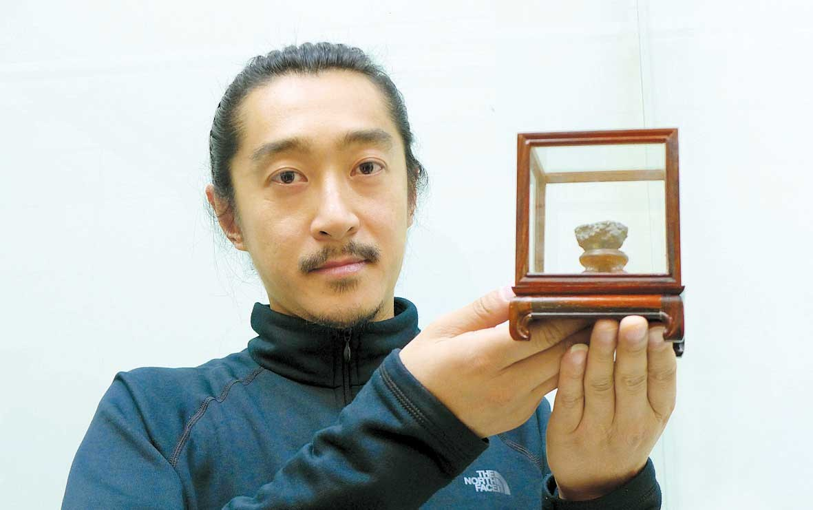 Vài ngày sau khi nhìn thấy thiên thạch rơi, các mảnh vỡ đã được rao bán với giá lên tới hơn 183 triệu VND/1gram thậm chí là 10.000 USD (hơn 234 triệu) /gram. Ảnh: SH.