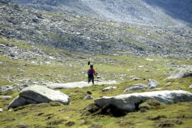 Tuy nhiên, việc săn thiên thạch không phải là điều đơn giản. Các thiên thạch này rơi xuống Trái Đất với tốc độ rất nhanh và có thể gây ra thiệt hại nghiêm trọng. Ngoài ra, việc phát hiện và đánh giá về thiên thạch cũng đòi hỏi sự chuyên môn và kỹ năng cao trong lĩnh vực vũ trụ. Ảnh: SH.