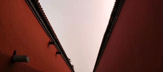 Tuy nhiên, sự kết hợp của hai khái niệm này lại tạo nên một sự cân bằng, thể hiện sự đối lập và cân bằng trong tự nhiên.