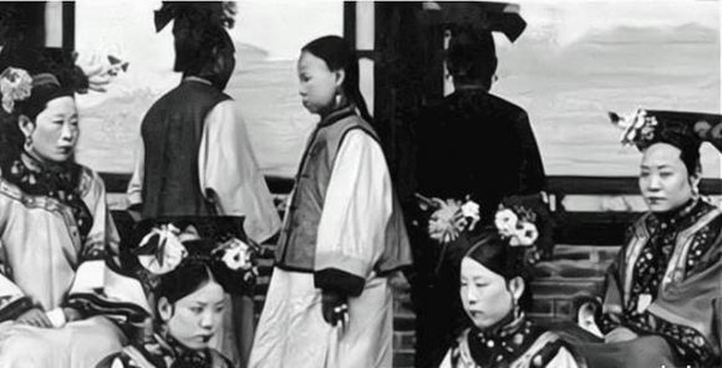 Theo truyền thuyết, con đường Âm Dương là một con đường tăm tối mà những người đã chết oan sẽ phải đi qua để đến chốn an nghỉ sau khi qua đời.