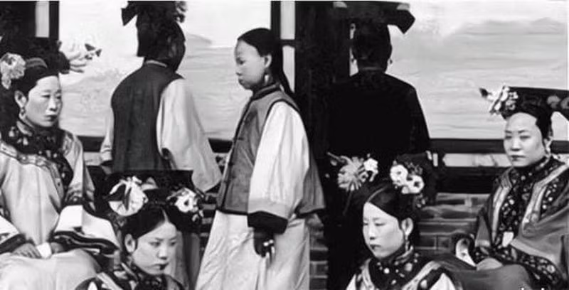 Theo truyền thuyết, con đường Âm Dương là một con đường tăm tối mà những người đã chết oan sẽ phải đi qua để đến chốn an nghỉ sau khi qua đời.