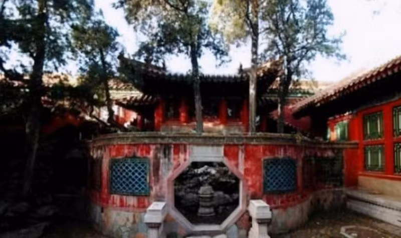 Đông Đồng Tử, hay còn gọi là con đường Âm Dương, nằm ngoài đường Đông của cố cung, là một trong những con đường nổi tiếng nhất trong các truyền thuyết của Tử Cấm Thành.