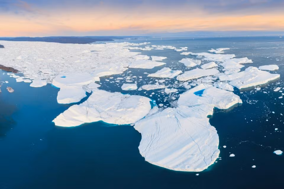 Sông băng Steenstrup là một trong những dòng sông băng ổn định nhất của Greenland. Đến năm 2018, lượng băng của Steenstrup đột ngột giảm. Đến năm 2021, tốc độ băng tan đã tăng gấp bốn lần và lượng băng mà nó đổ ra đại dương đã tăng lên gấp đôi.