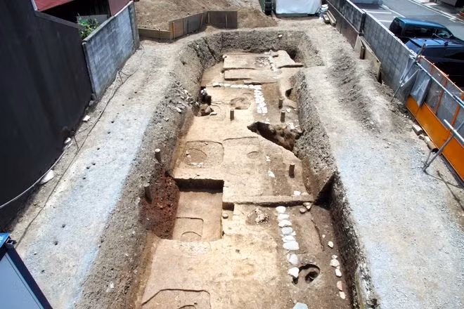 Heijo-kyo, thủ đô Nhật Bản trong thời kỳ Nara, được xây dựng theo dạng lưới. Đơn vị đất cơ bản là thị trấn - một khu vực hình vuông có cạnh 130m.