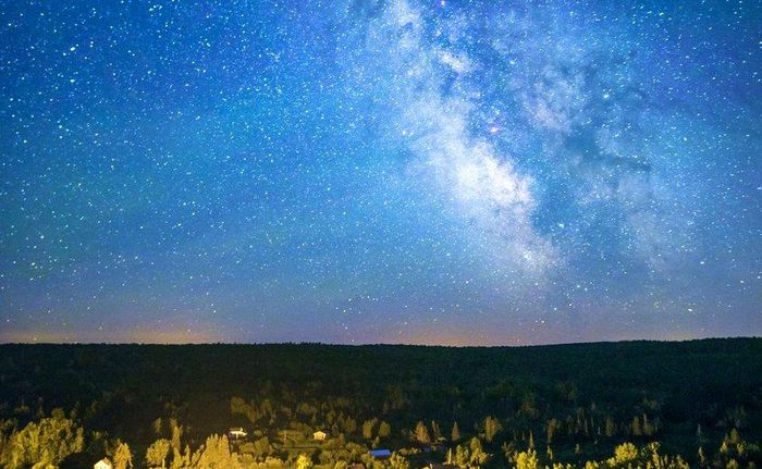  Mưa sao băng luôn là một hiện tượng thiên nhiên đầy mê hoặc cho con người. Cảm giác đó được tăng cường khi mưa sao băng đó lại là một hiện tượng nhân tạo được tạo ra bởi công nghệ đến từ tinh hoa khoa học kỹ thuật.