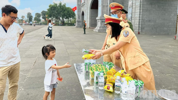 100% luc luong CSGT TP Viet Tri ung truc ho tro nguoi dan ve gio To-Hinh-2