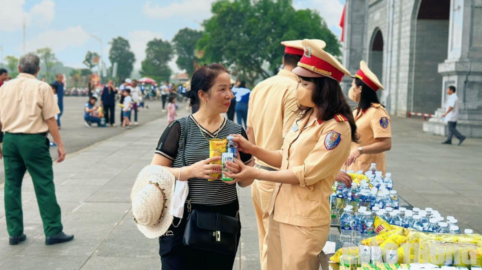 100% luc luong CSGT TP Viet Tri ung truc ho tro nguoi dan ve gio To-Hinh-3