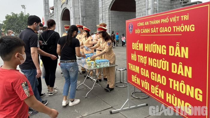 100% luc luong CSGT TP Viet Tri ung truc ho tro nguoi dan ve gio To