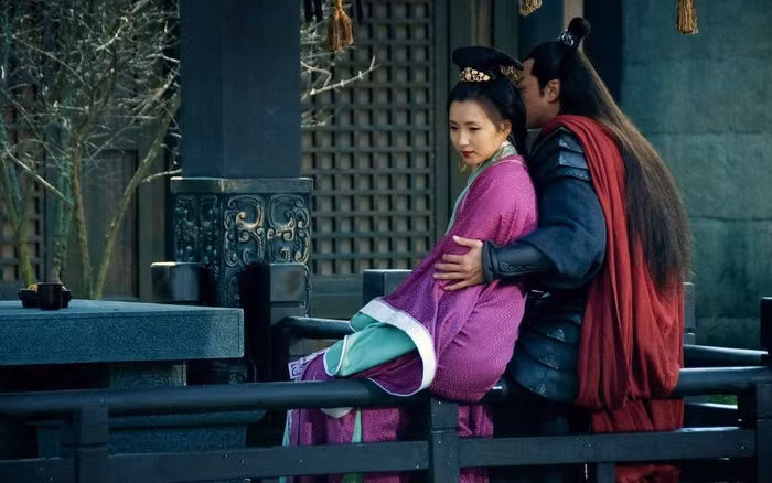 Một giả thuyết khác cũng cho rằng, Quan Vũ đã sắp xếp cuộc sống mới cho Điêu Thuyền sau khi Lã Bố chết. Theo đó, mỹ nhân này trở về quê hương, sống ẩn dật, bình yên cho tới già.