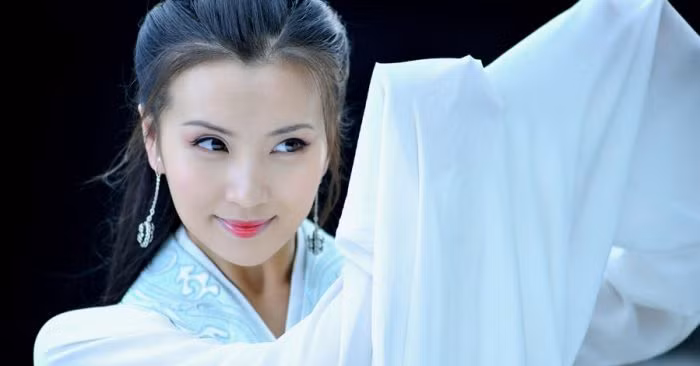 Khi ấy, Tào Tháo vốn định dùng Điêu Thuyền để thực hiện mỹ nhân kế nhằm thu phục Quan Vũ. Tuy nhiên, Quan Vũ sợ vẻ đẹp chim sa cá lặn của mỹ nhân sẽ khiến thiên hạ đại loạn nên đã ra tay giết nàng Điêu Thuyền.