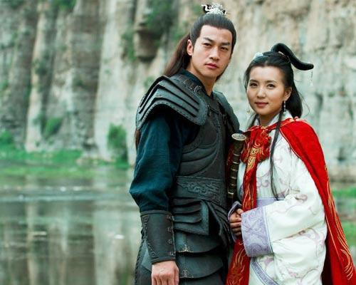 Thuyết này cho rằng, sau cái chết của Lã Bố, Quan Vũ đã đem Điêu Thuyền giấu đi. Khi hay tin, Tào Tháo đã phái người đuổi bắt mỹ nhân này. Sau cùng, Điêu Thuyền rút kiếm tự sát.