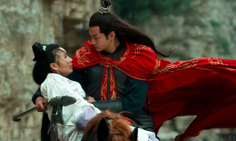 Nhiều giả thuyết được đưa ra để lý giải cái kết buồn của nàng Điêu Thuyền. Theo đó, có giả thuyết cho rằng, sau khi Lã Bố chết, nàng Điêu Thuyền cuối cùng quay trở về với Quan Công, vị tướng góp công lớn vào việc thành lập nhà Thục Hán.