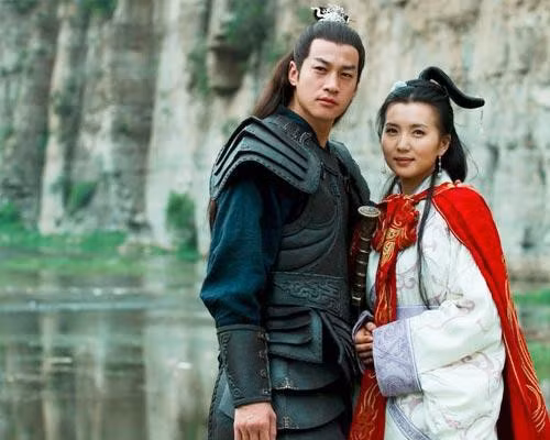 Thuyết này cho rằng, sau cái chết của Lã Bố, Quan Vũ đã đem Điêu Thuyền giấu đi. Khi hay tin, Tào Tháo đã phái người đuổi bắt mỹ nhân này. Sau cùng, Điêu Thuyền rút kiếm tự sát.