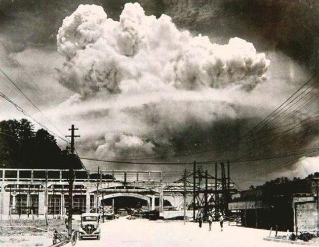 10. Nagasaki chỉ một vài phút sau khi vụ đánh bom năm 1945. Đây là một bức ảnh hiếm mà có thể nhiều người chưa bao giờ nhìn thấy.