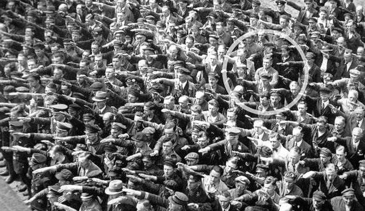 7. Một người đàn ông duy nhất từ chối làm việc chào Đức Quốc xã, 1936.